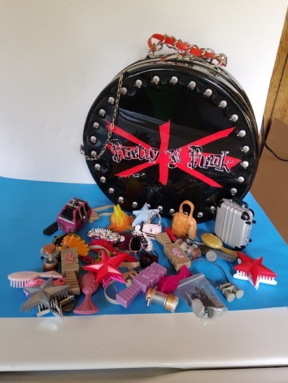 Y2K Bratz Pretty ' N ' Punk Doll Case And Lot Of Accessories.